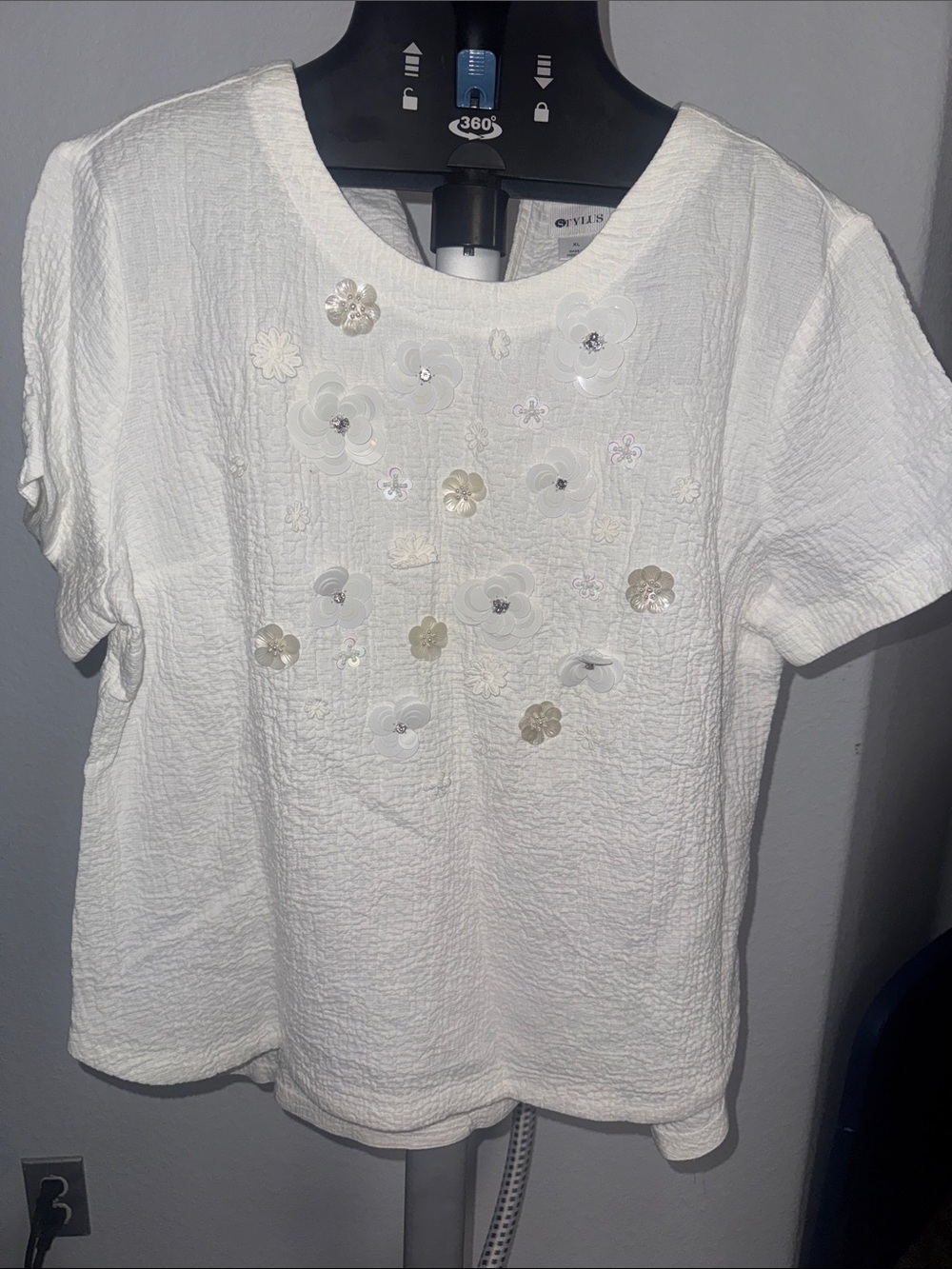 STYLUS White Short Sleeve Floral Applique Tee
